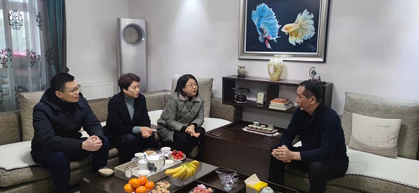 徽盐地产集团开展春节送温暖走访慰问运动